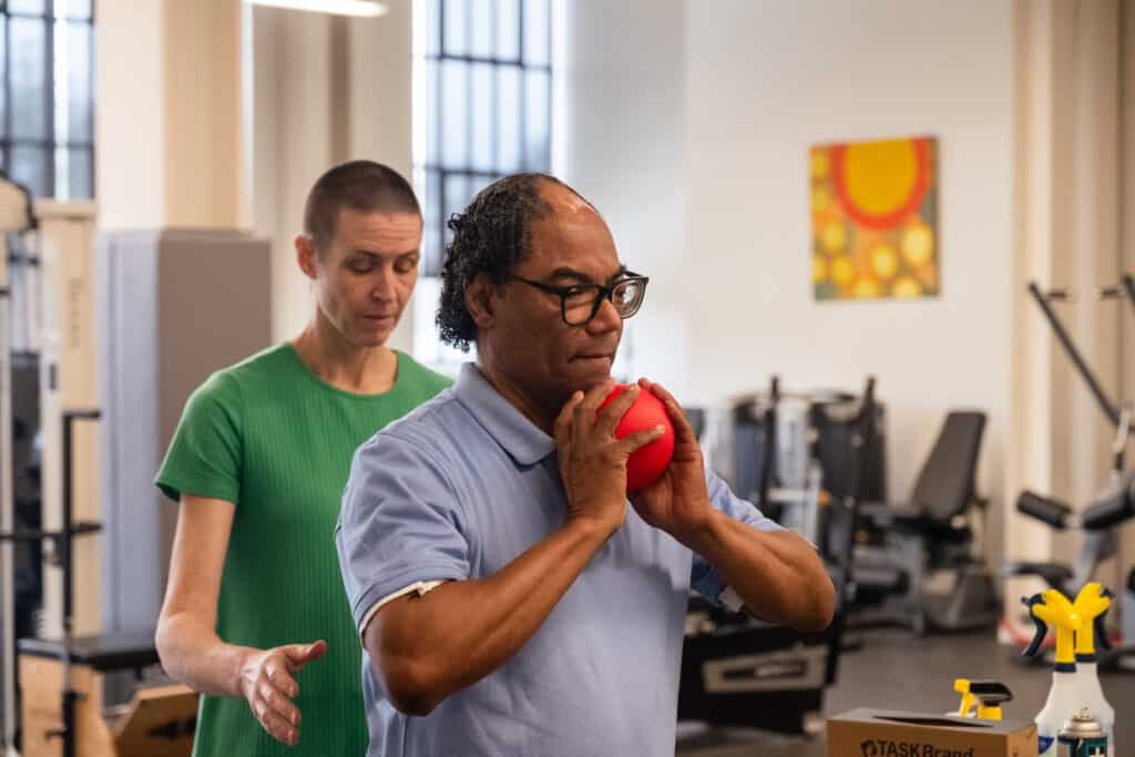 Con cada paso, John está más cerca de la recuperación en Church Health Memphis